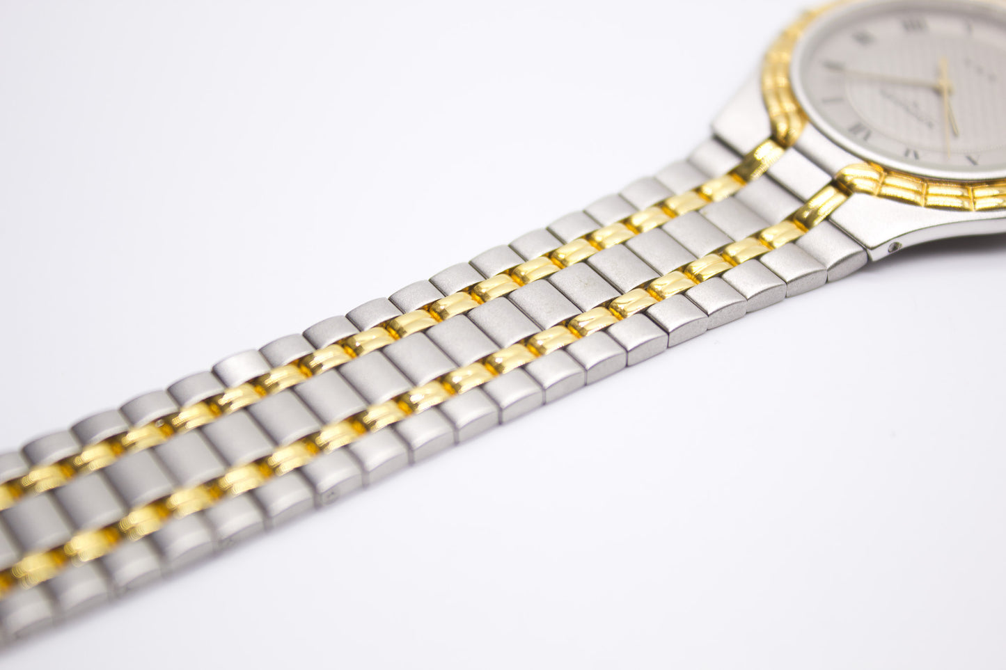 1990s Wittnauer Quartz Multi-Textured Dial Men's Wrist-Watch