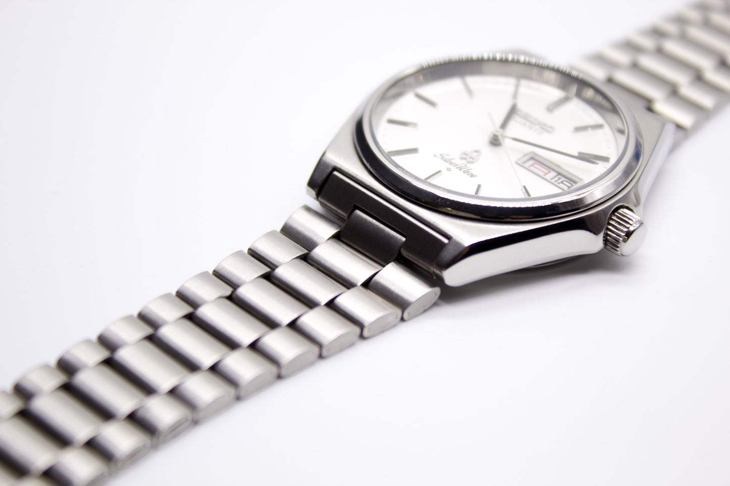Near Mint 1982 Seiko Silverwave Brilliant Silver Dial Men's Wrist-Watch