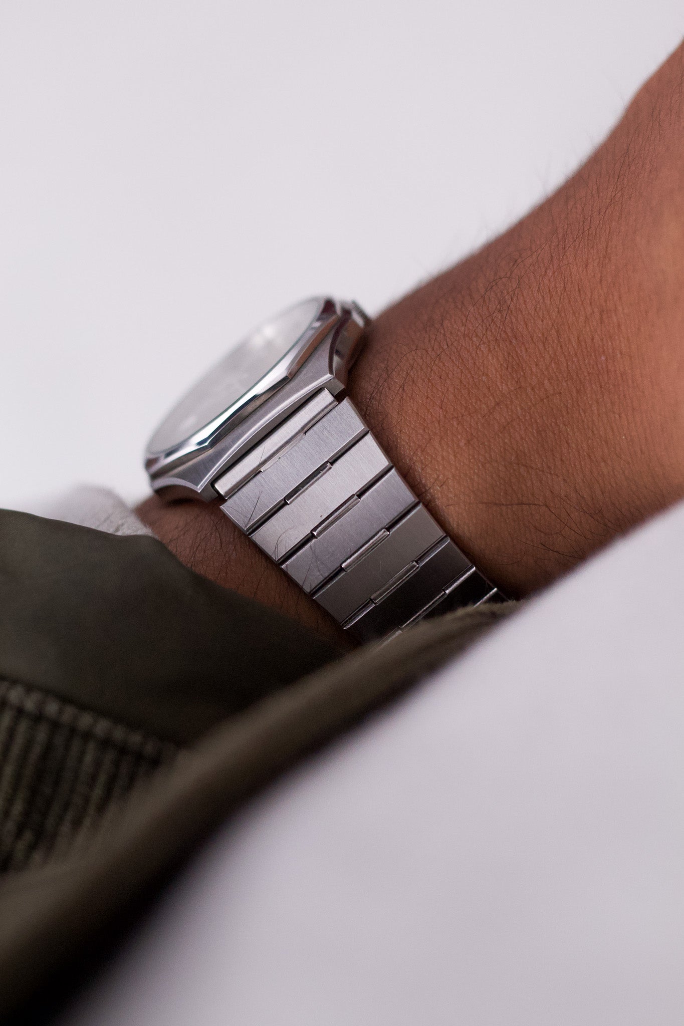 1984 Seiko SQ Straight Grain Silver Dial Men's Wrist-Watch