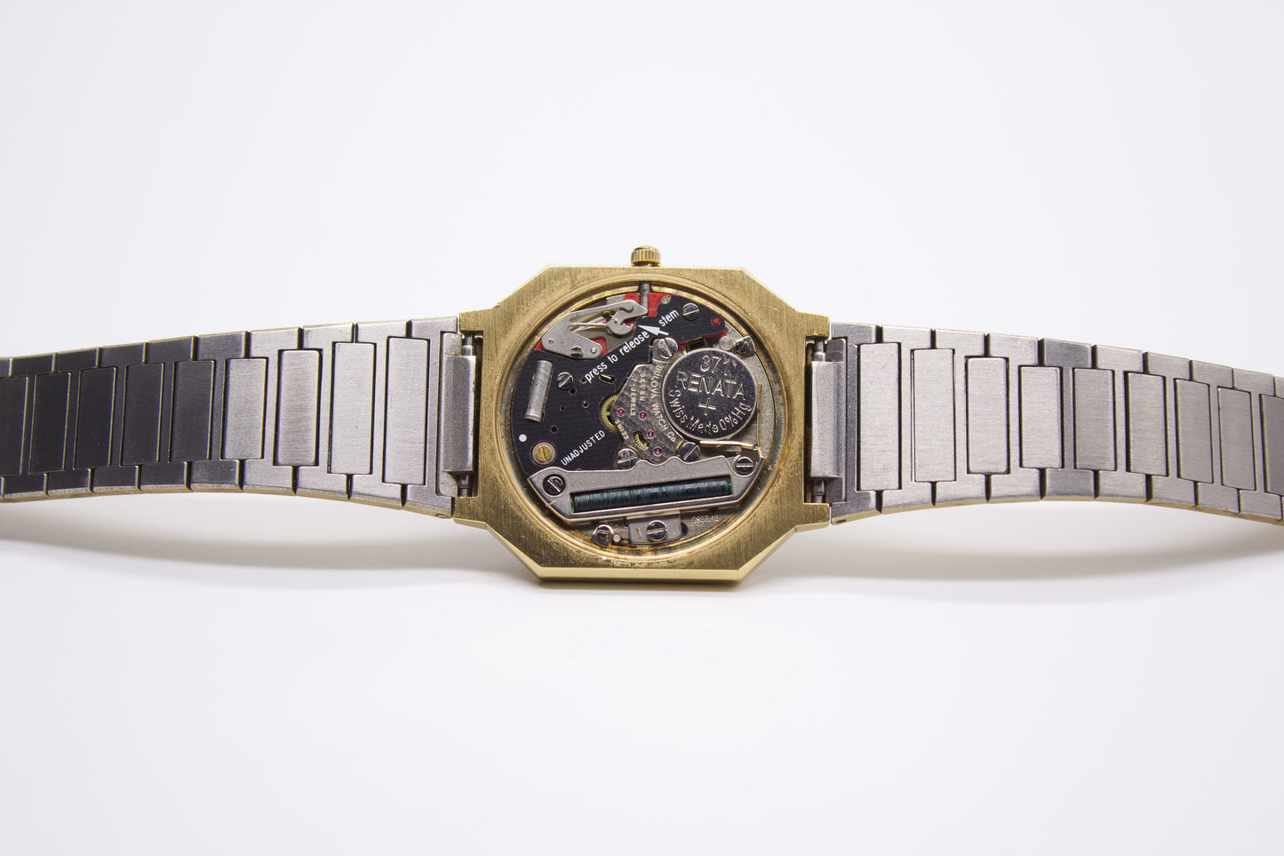 1980s Bulova Quartz Cream Gold Dial Men's Sports Wrist-Watch