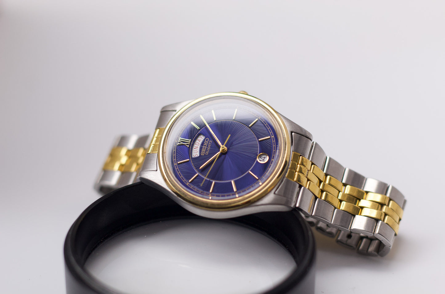 1993 Seiko Quartz Royal Blue Carved Crystal Dial Men's Wrist-Watch