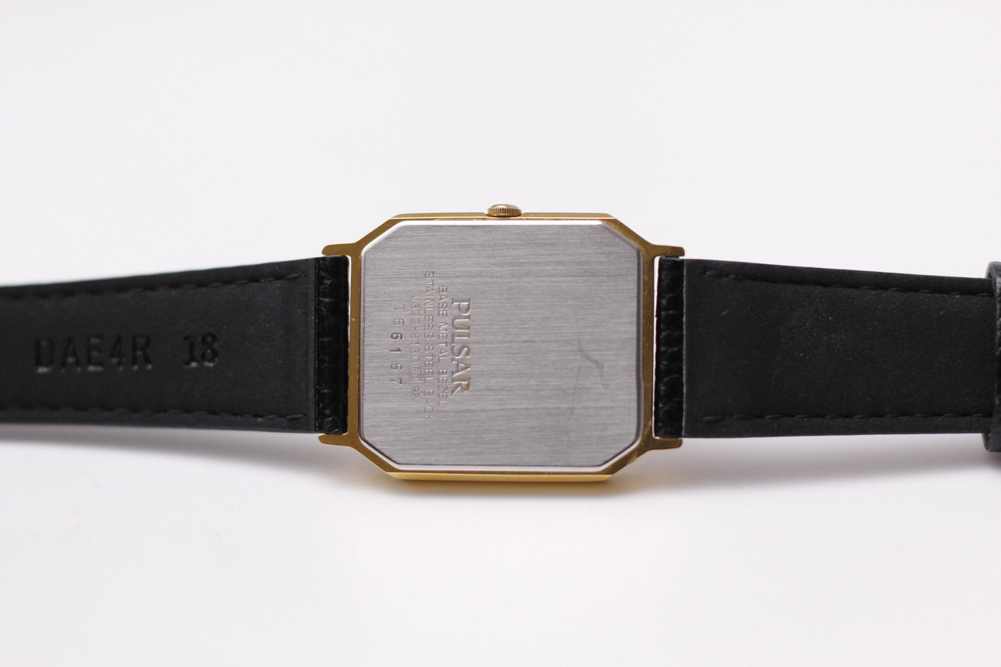 2000 Pulsar Quartz Straight Grain Light Golden Dial Men's Wrist-Watch