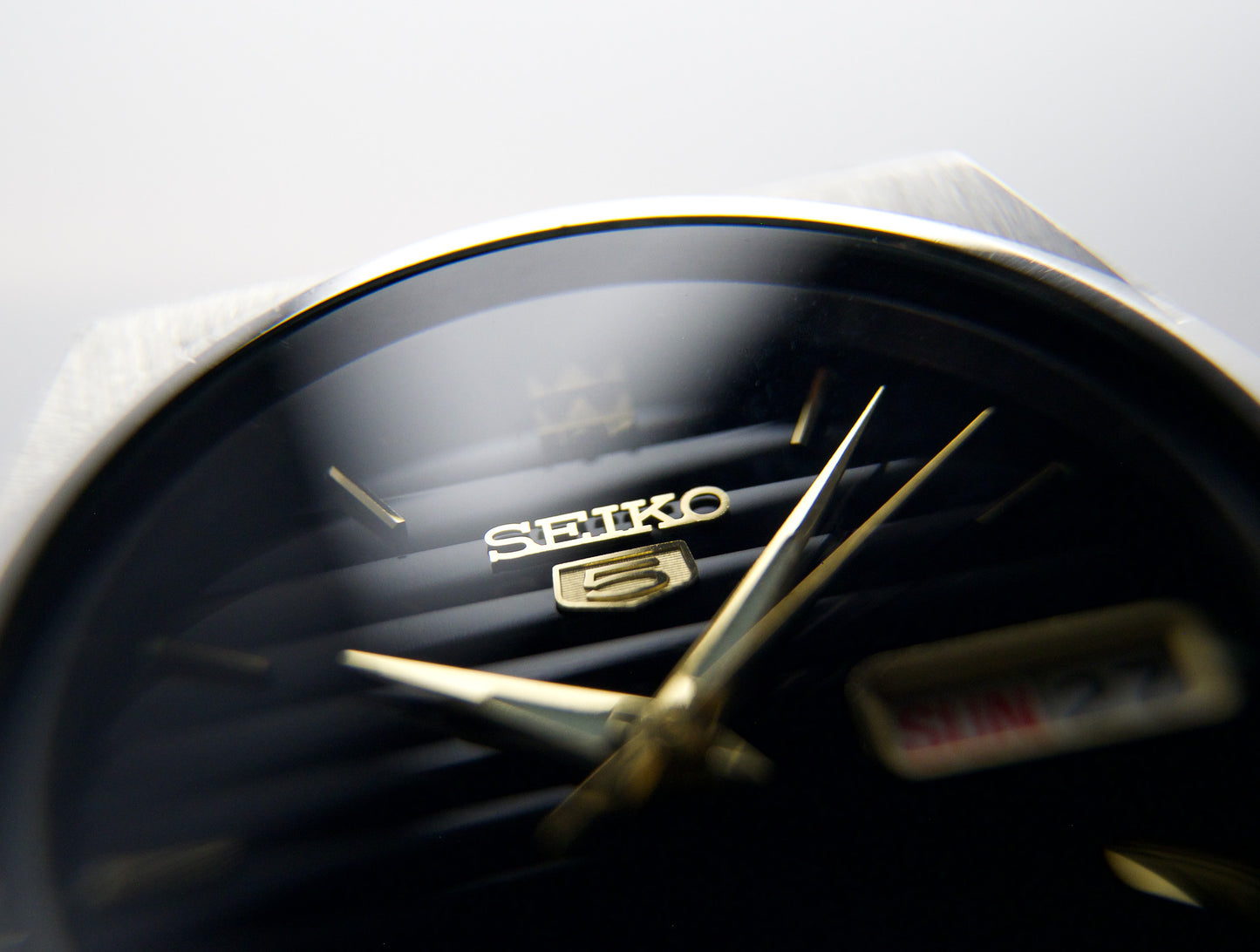 1999 Seiko 5 Deep Black Linear Dial Men's Wrist-Watch