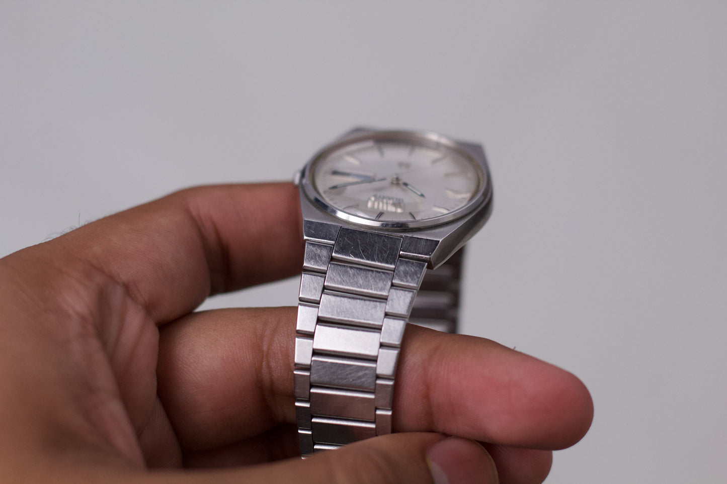 1981 Seiko SQ Straight Grain Silver Dial Men's Wrist-Watch