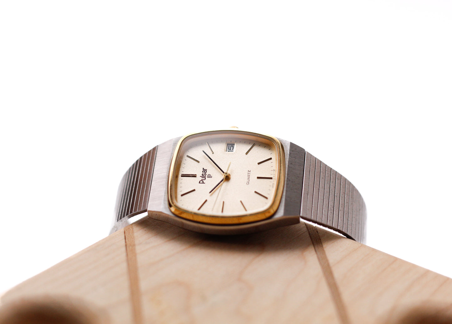 1982 Pulsar Quartz Light Golden Snowfall Dial Men's Wrist-Watch