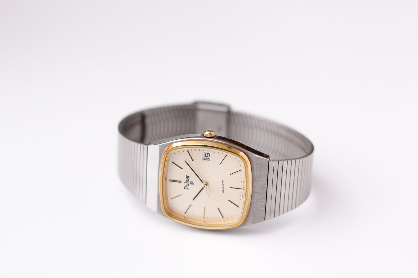 1982 Pulsar Quartz Light Golden Snowfall Dial Men's Wrist-Watch