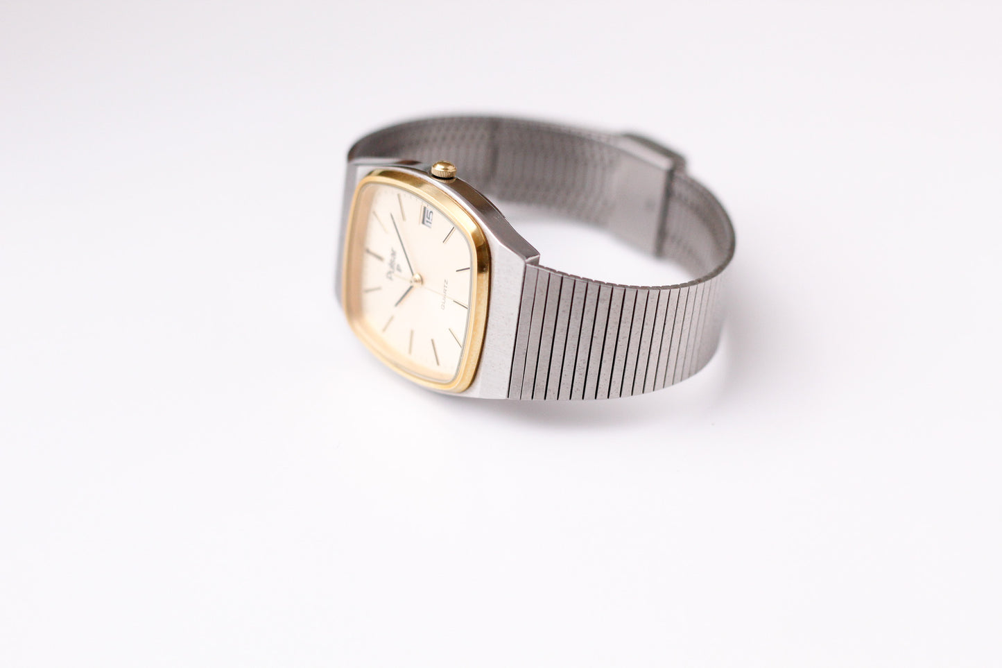 1982 Pulsar Quartz Light Golden Snowfall Dial Men's Wrist-Watch