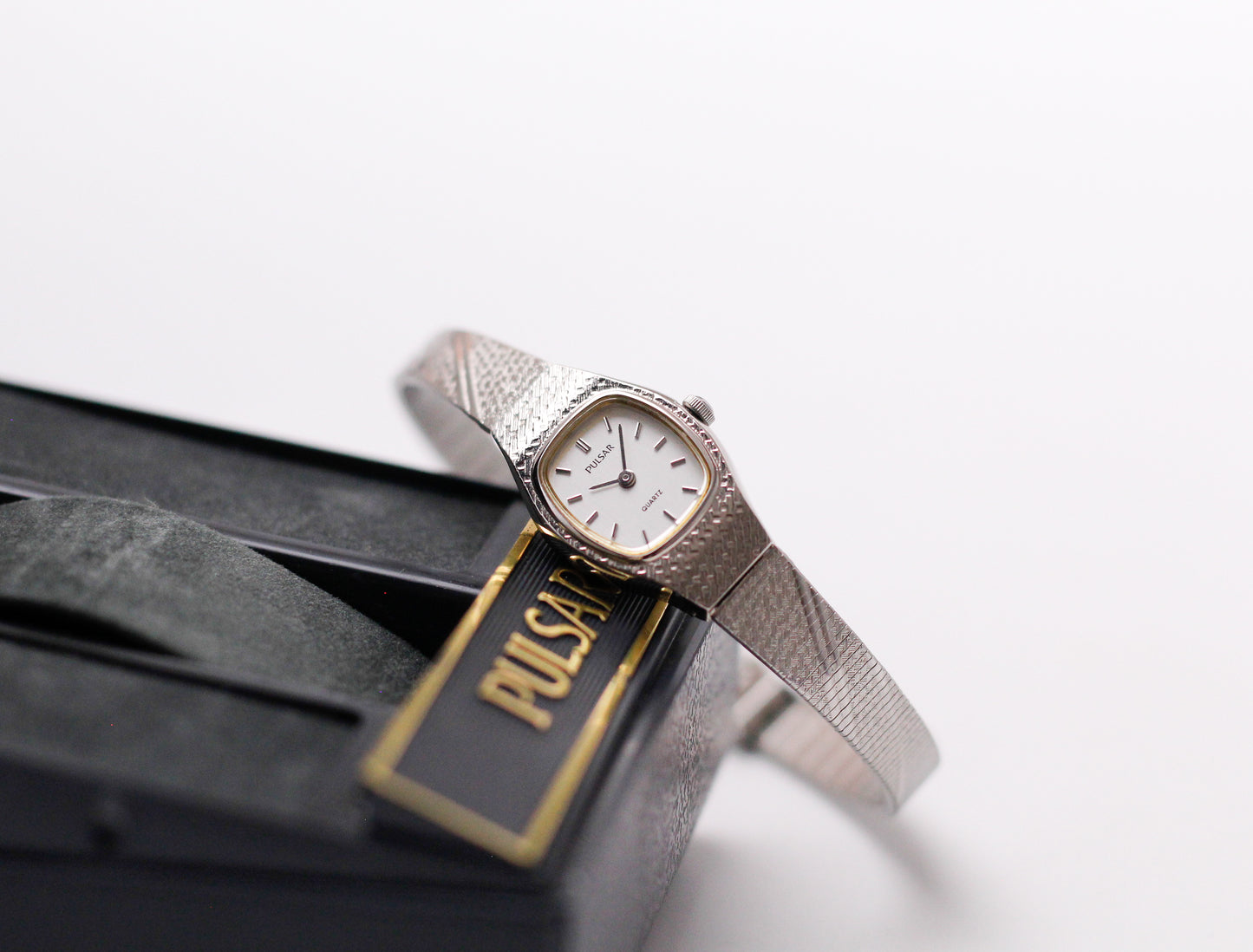 1992 Pulsar Quartz Straight Grain Silver Dial Ladies' Wrist-Watch W/Box