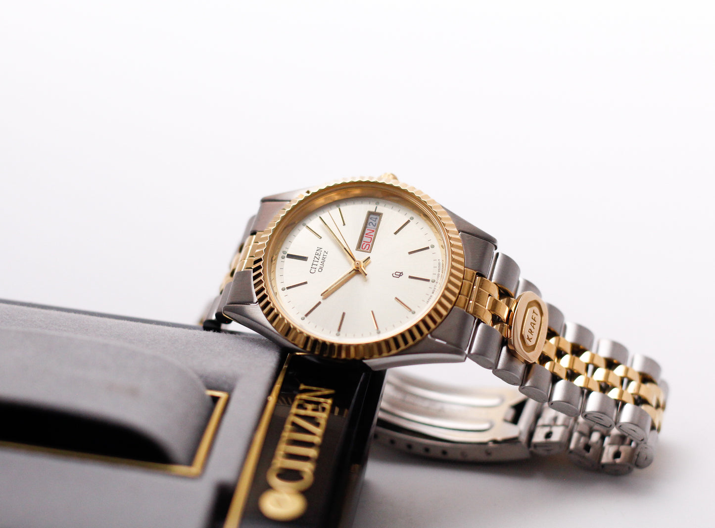 1999 Citizen 'Baby Day-Date' Champagne Dial Two Tone Men's Wrist-Watch W/Box & Papers