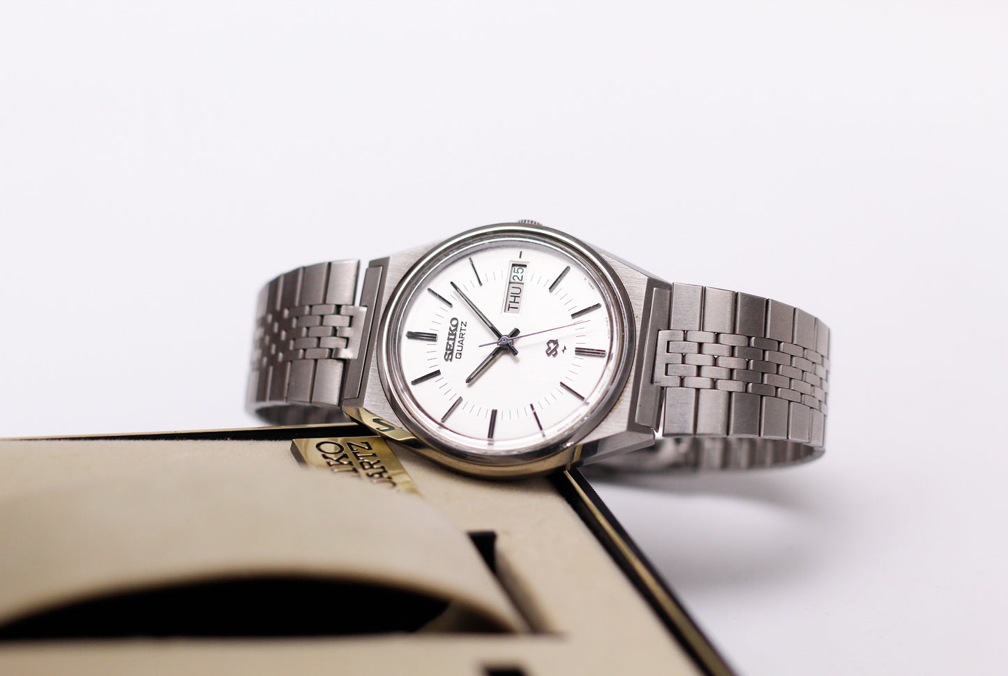 1982 Seiko SQ Straight Grain Silver Dial Men's Wrist-Watch W/Box & Tag