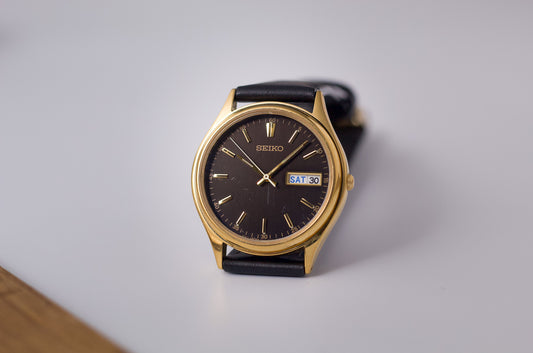 2000 Seiko Quartz Straight Grain Black Dial Gold Toned Men's Wrist-Watch