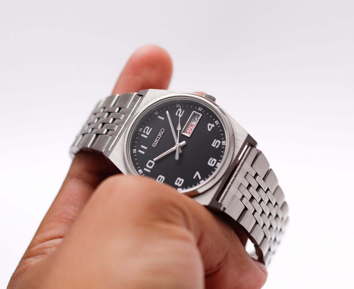 2000 Seiko Quartz Matte Black Dial Men's Wrist-Watch
