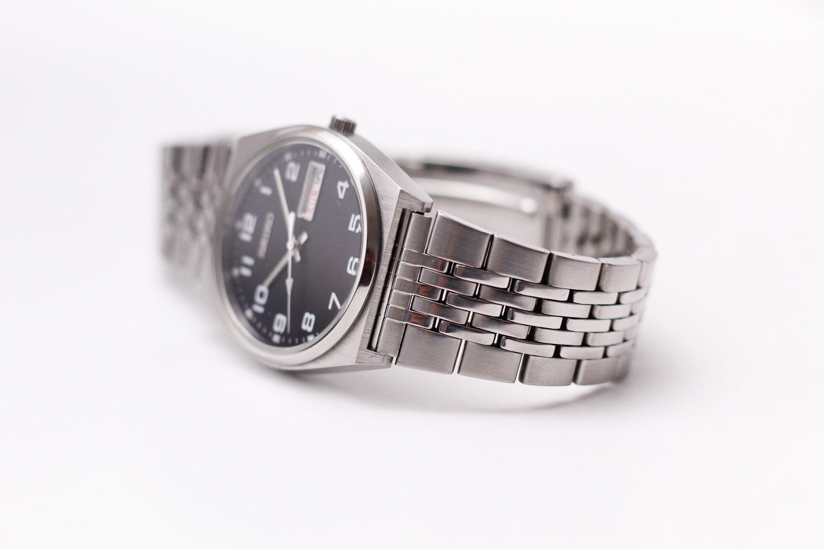 2000 Seiko Quartz Matte Black Dial Men's Wrist-Watch