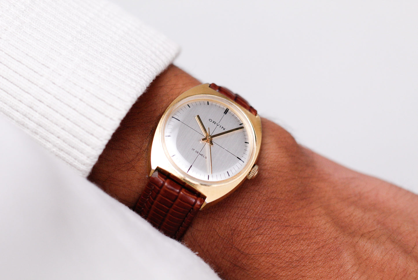 1970s Swiss Orvin Mechanical Straight Grain Silver Dial Men's Wrist-Watch