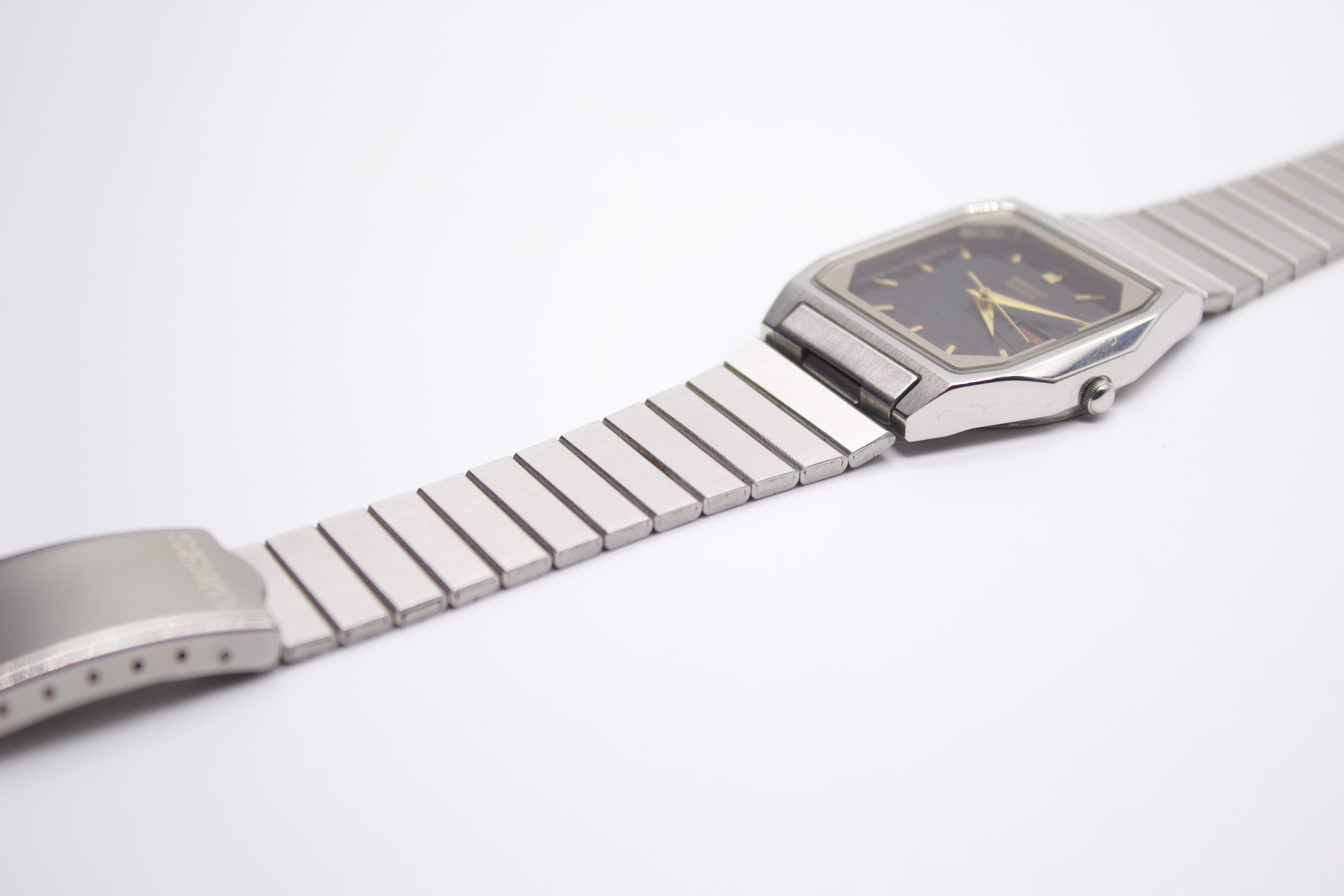 Near Mint] 2004 Seiko Quartz Deep Black Linear Dial Men's Wrist