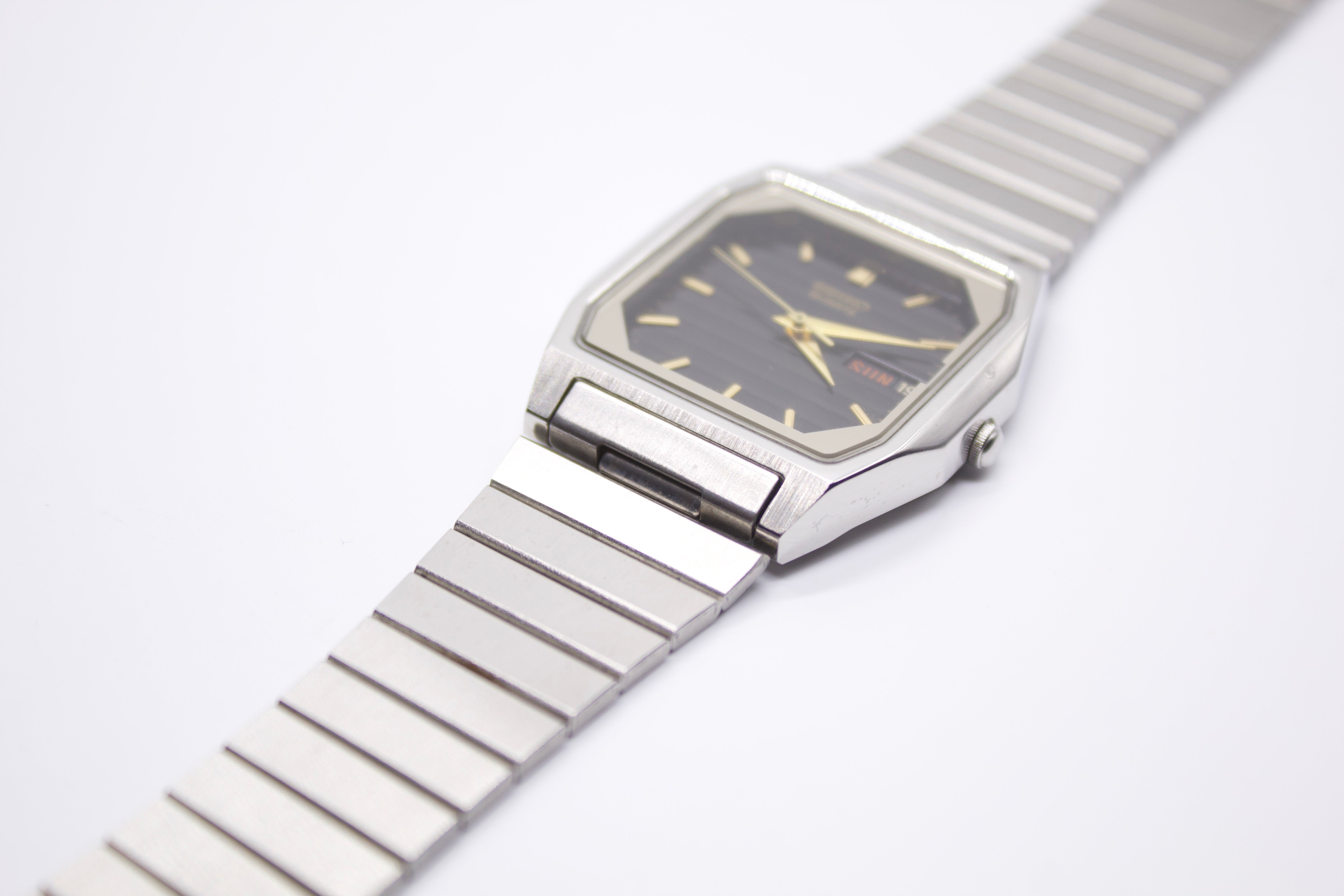 Near Mint] 2004 Seiko Quartz Deep Black Linear Dial Men's Wrist