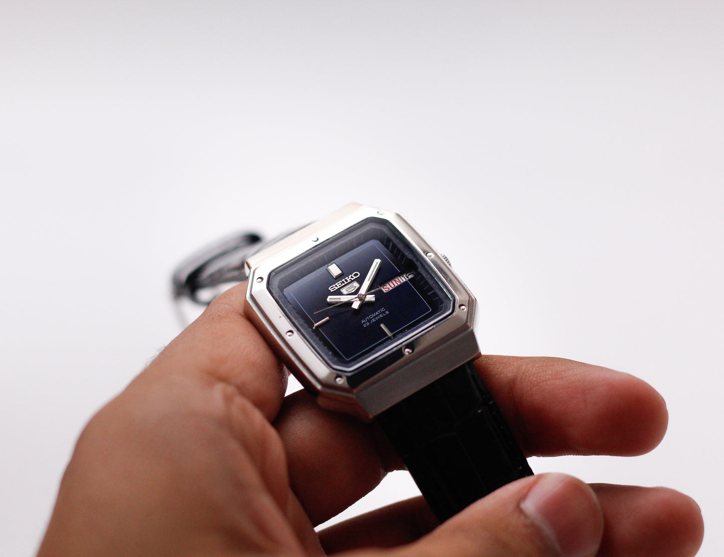 [Serviced] 1982 Seiko 5 Straight Grain Midnight Blue Dial TV Case Men's Wrist-Watch