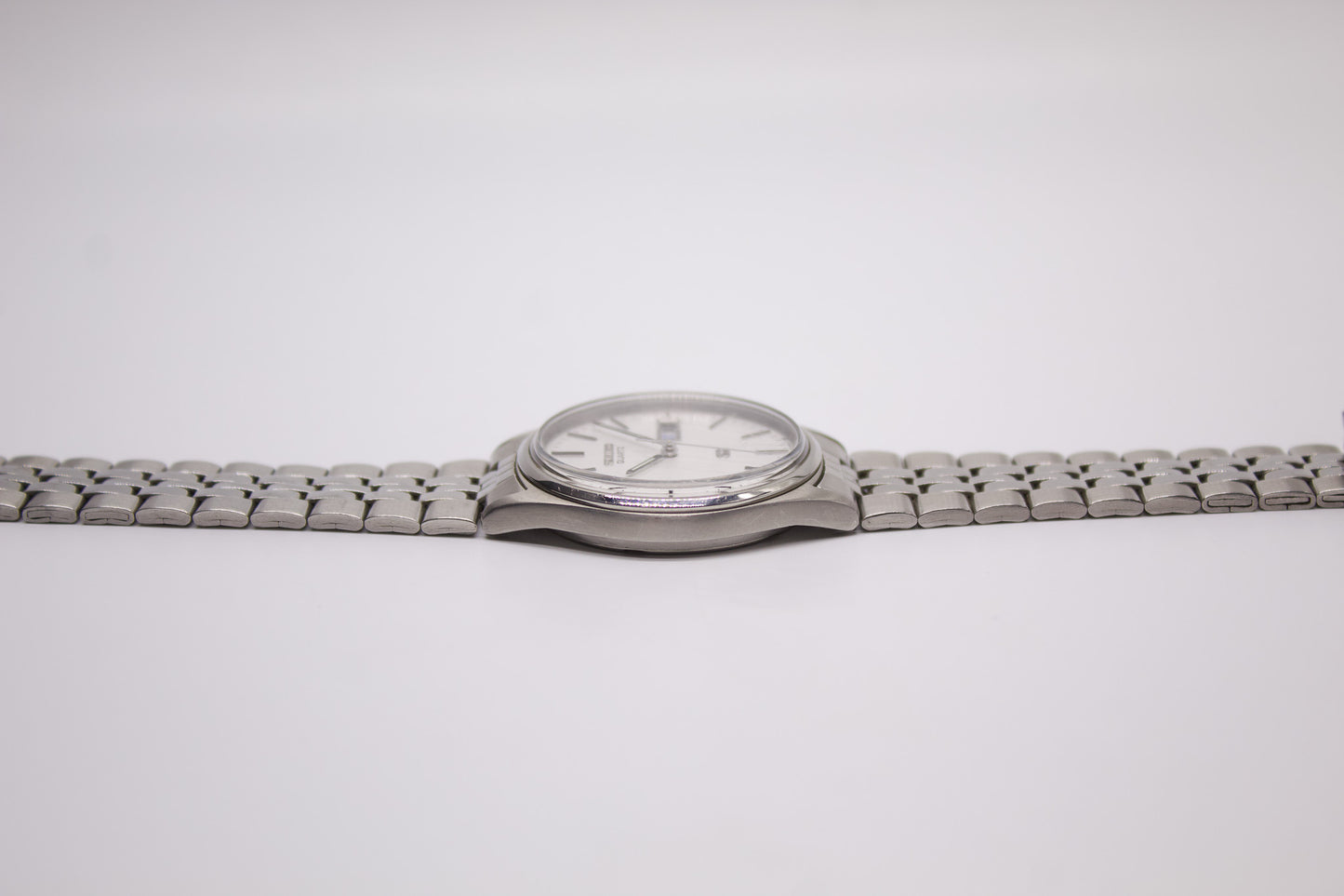 1988 Seiko Quartz Straight Grain Silver Dial Men's Wrist Watch