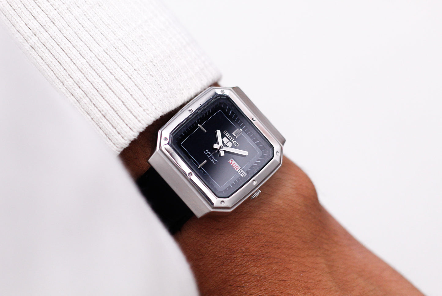 [Serviced] 1982 Seiko 5 Straight Grain Midnight Blue Dial TV Case Men's Wrist-Watch