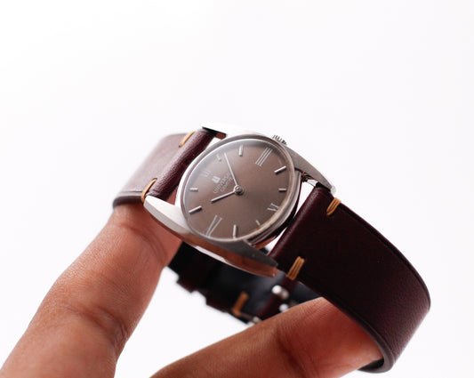 [Serviced] 1970s Universal Genève Taupe Sunburst Dial 'Bat-Wing' Case Men's Wrist-Watch