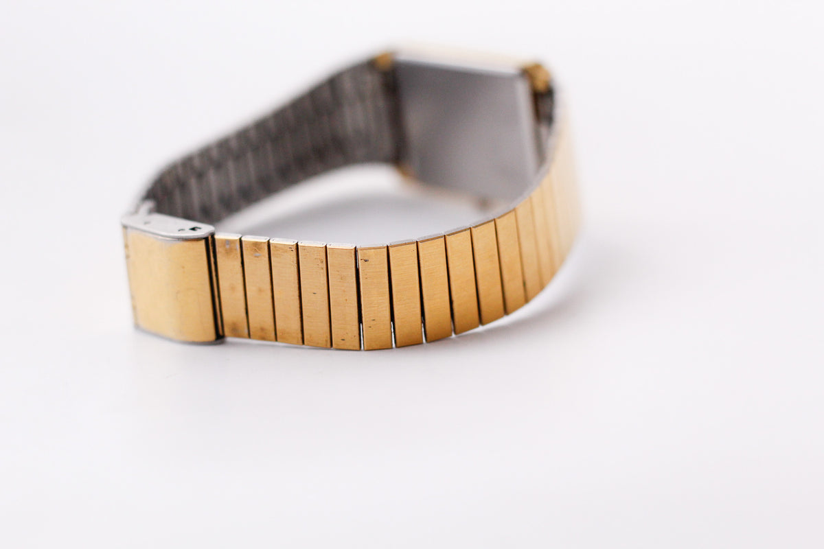 1986 Seiko Quartz Tank Straight Grain Golden Dial Men's Wrist-Watch