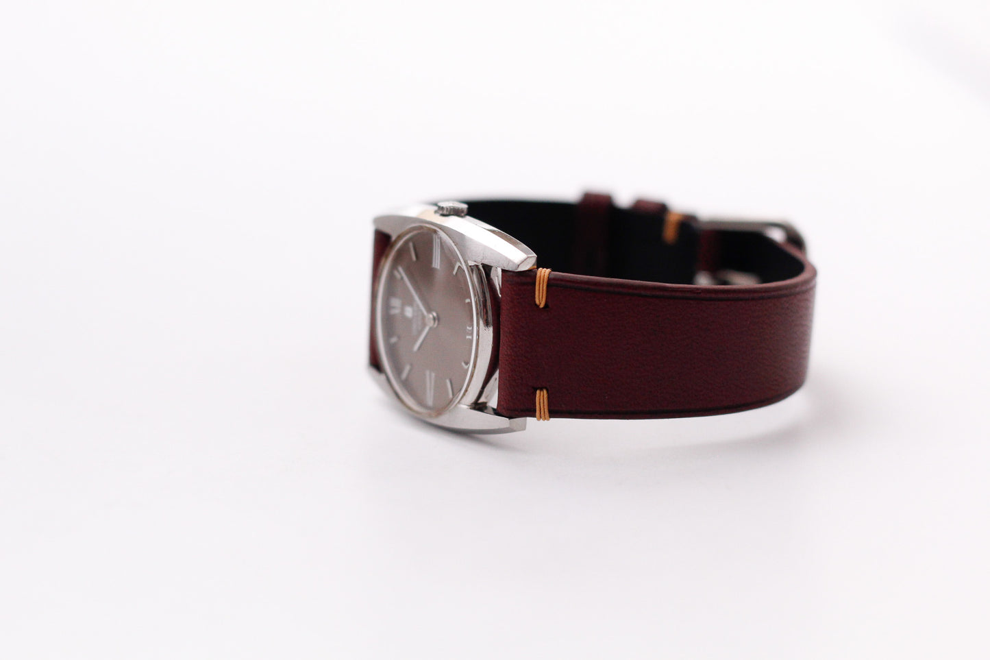 [Serviced] 1970s Universal Genève Taupe Sunburst Dial 'Bat-Wing' Case Men's Wrist-Watch