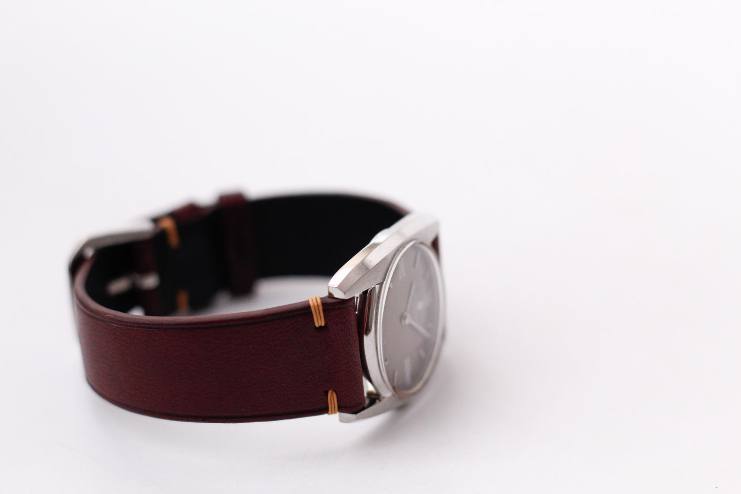 [Serviced] 1970s Universal Genève Taupe Sunburst Dial 'Bat-Wing' Case Men's Wrist-Watch