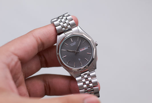 1990s Citizen Quartz Textured Gray Dial Men's Wrist-Watch
