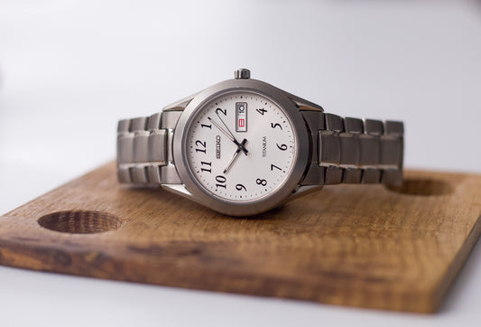 1993 Seiko Quartz Light Silver Dial Titanium Case Men's Wrist-Watch