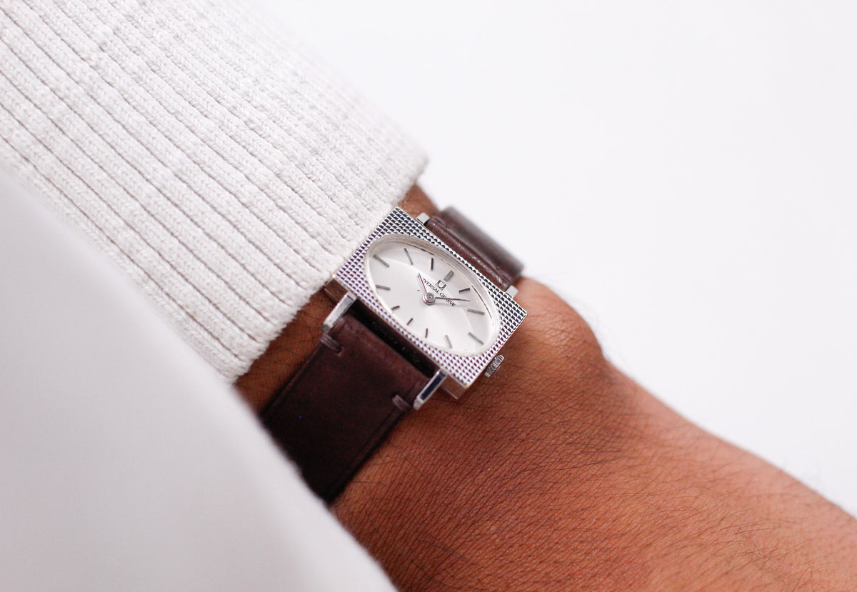 [Serviced] 1970s Universal Genève Guilloché Waffle Bezel Uni-Sex Wrist-Watch