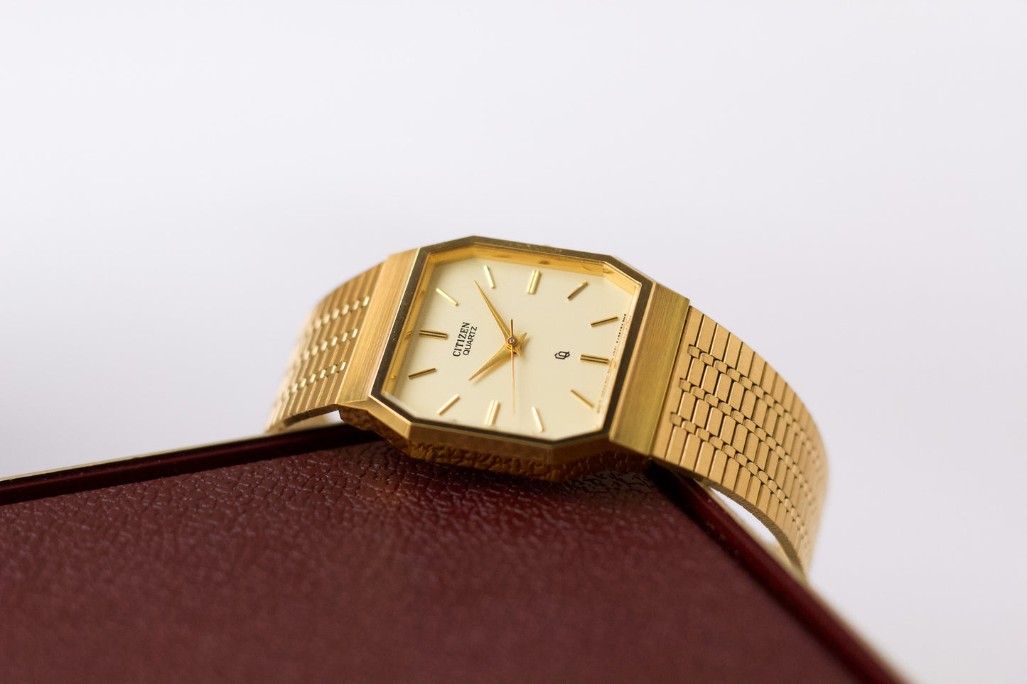 [New Old Stock] 1990s Citizen Quartz Golden Textured Dial Men's Wrist-Watch W/Box
