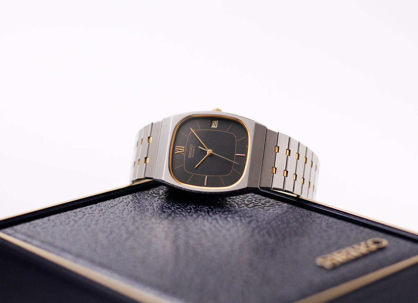 1983 Seiko Quartz Straight Grain Gray Dial Men's Wrist-Watch W/Box