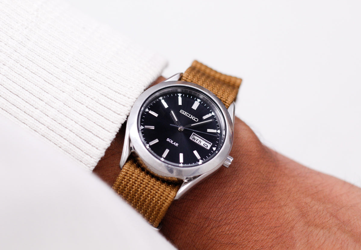 2000 Seiko Solar Black Sunburst Dial Men's Wrist-Watch