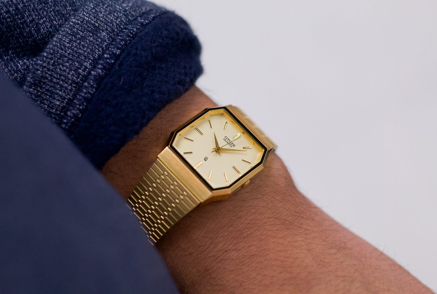 [New Old Stock] 1990s Citizen Quartz Golden Textured Dial Men's Wrist-Watch W/Box
