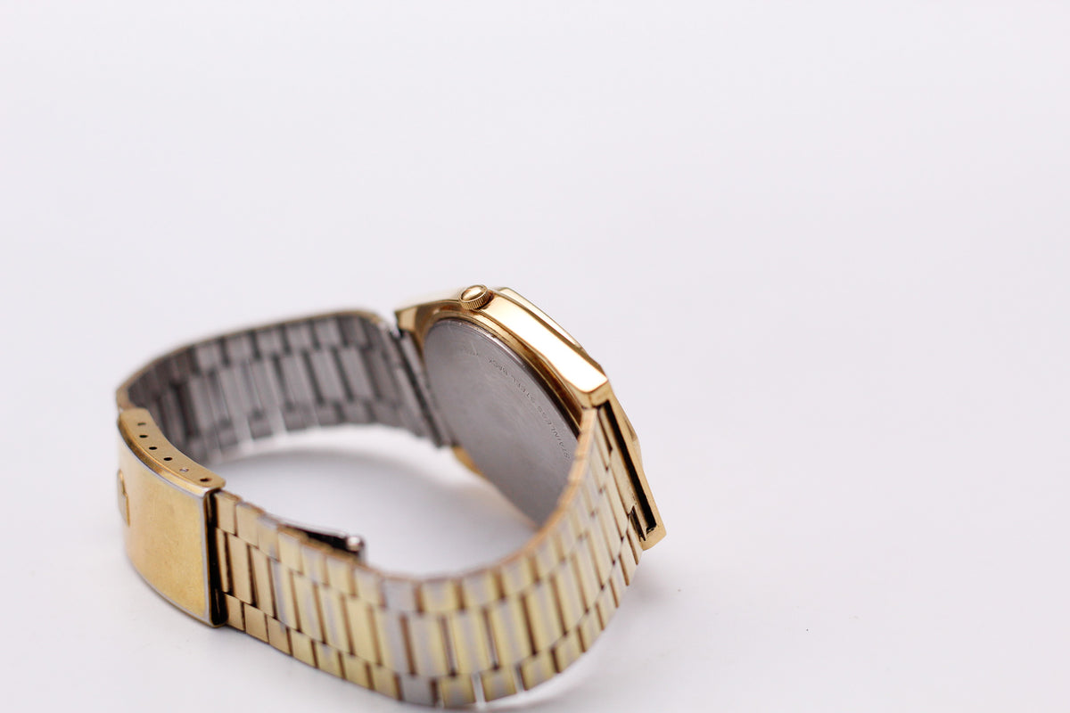 1982 Pulsar Quartz Straight Grain Golden Dial Men's Wrist-Watch