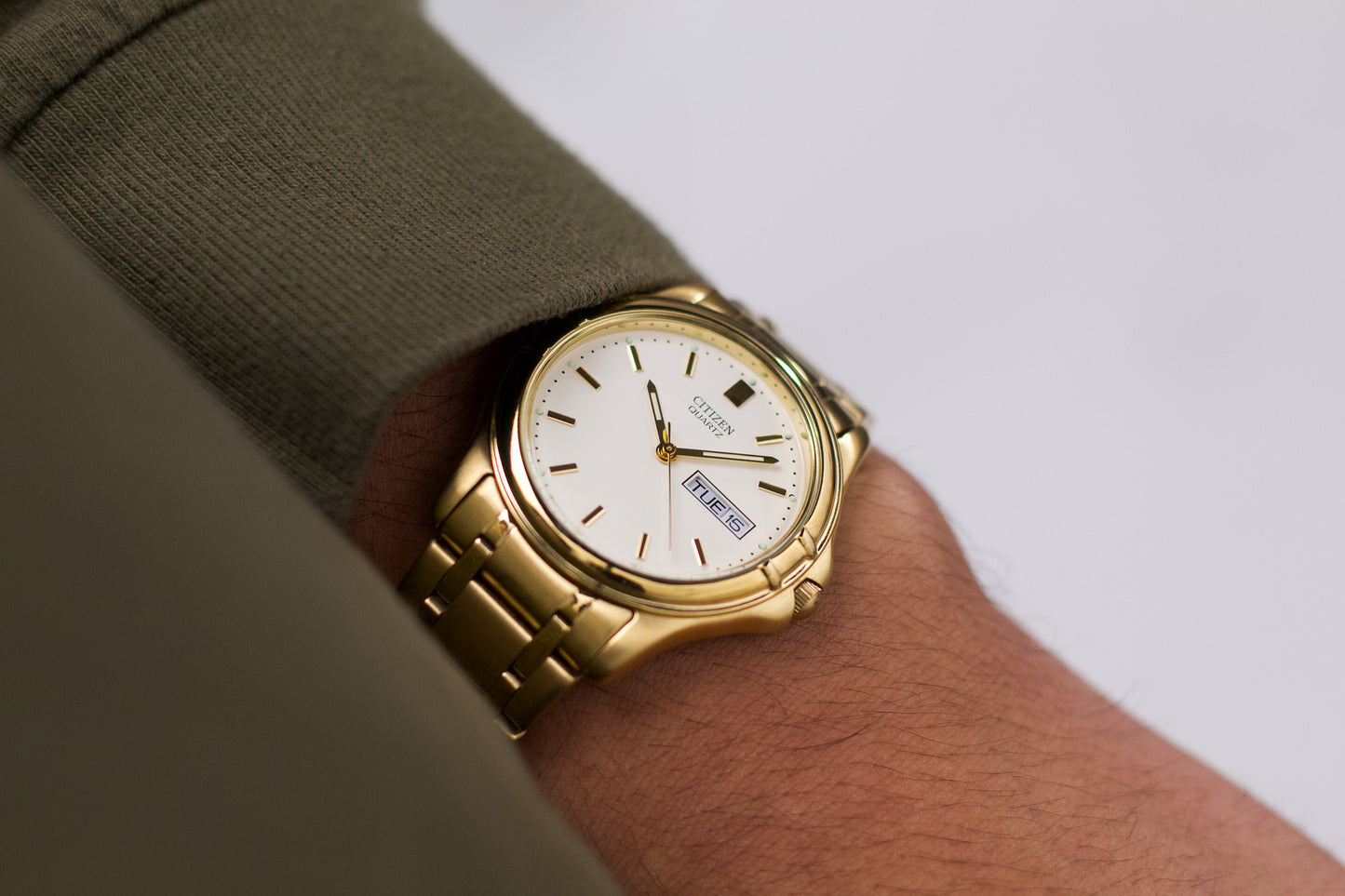 2001 Citizen Quartz Light Golden Dial Men's Wrist-Watch