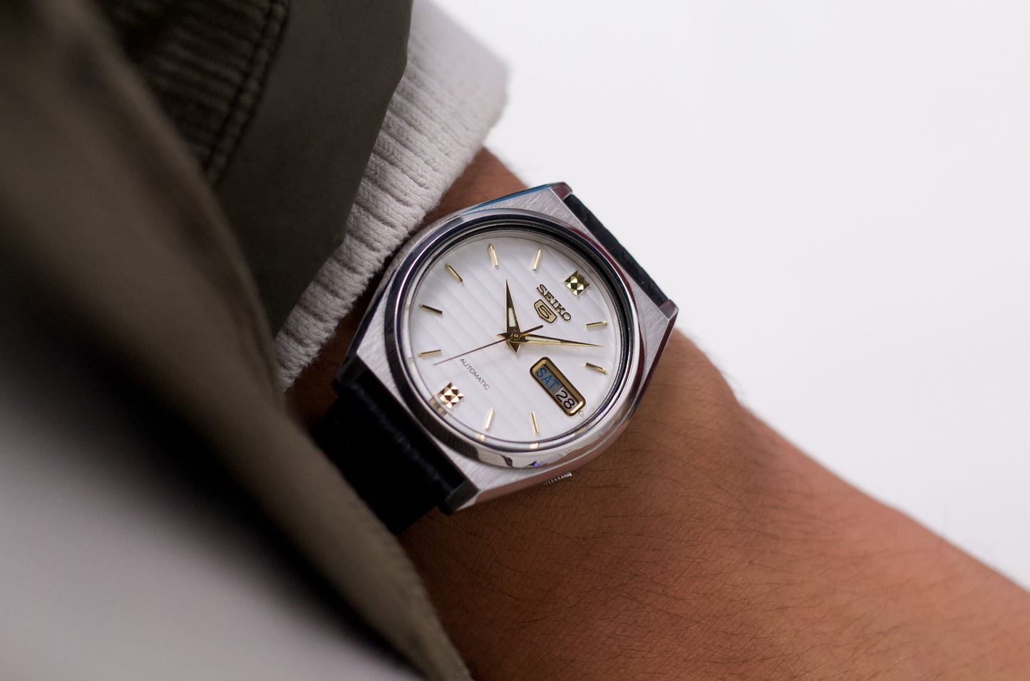 1995 Seiko 5 Pearl White Linear Dial Men's Wrist-Watch