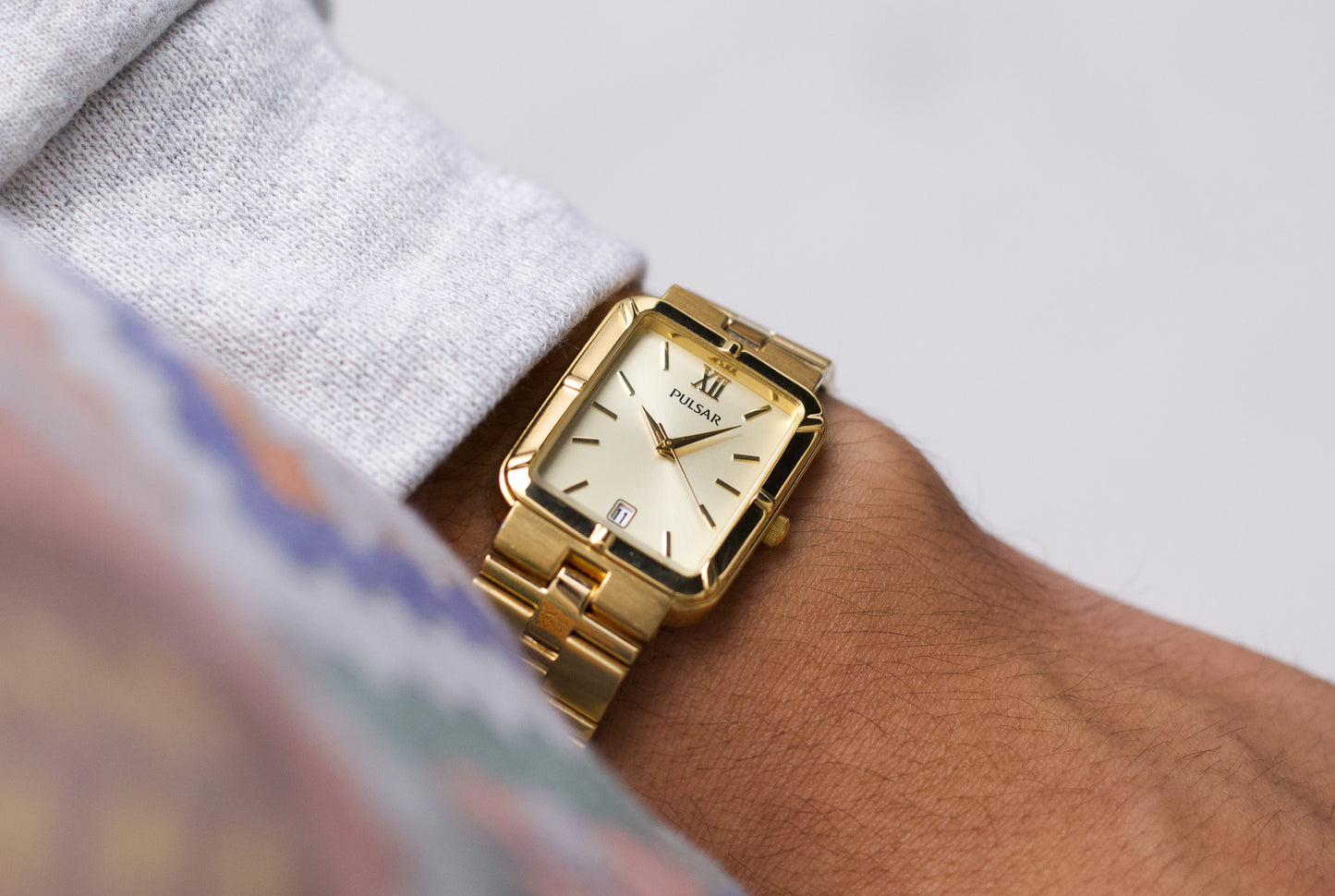 2000 Pulsar Quartz Champagne Sunburst Dial Men's Wrist-Watch W/Box