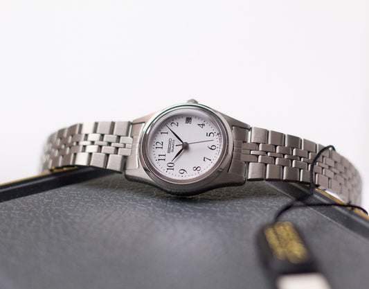 [Reserved] [New Old Stock] 1997 Seiko Quartz White Arabic Numeral Dial Lady's Wrist-Watch W/Box & Tag Deposit