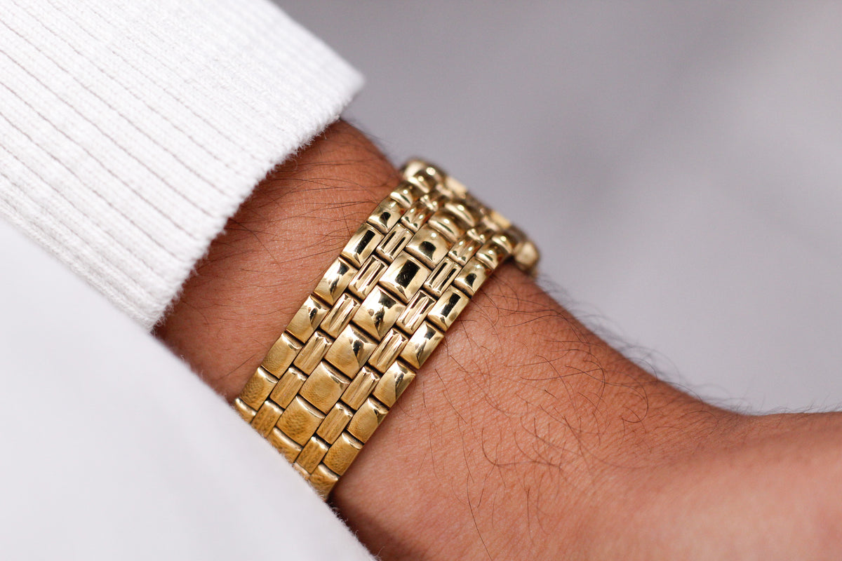 1990s Bulova Quartz Straight Grain Golden Dial Men's Wrist-Watch