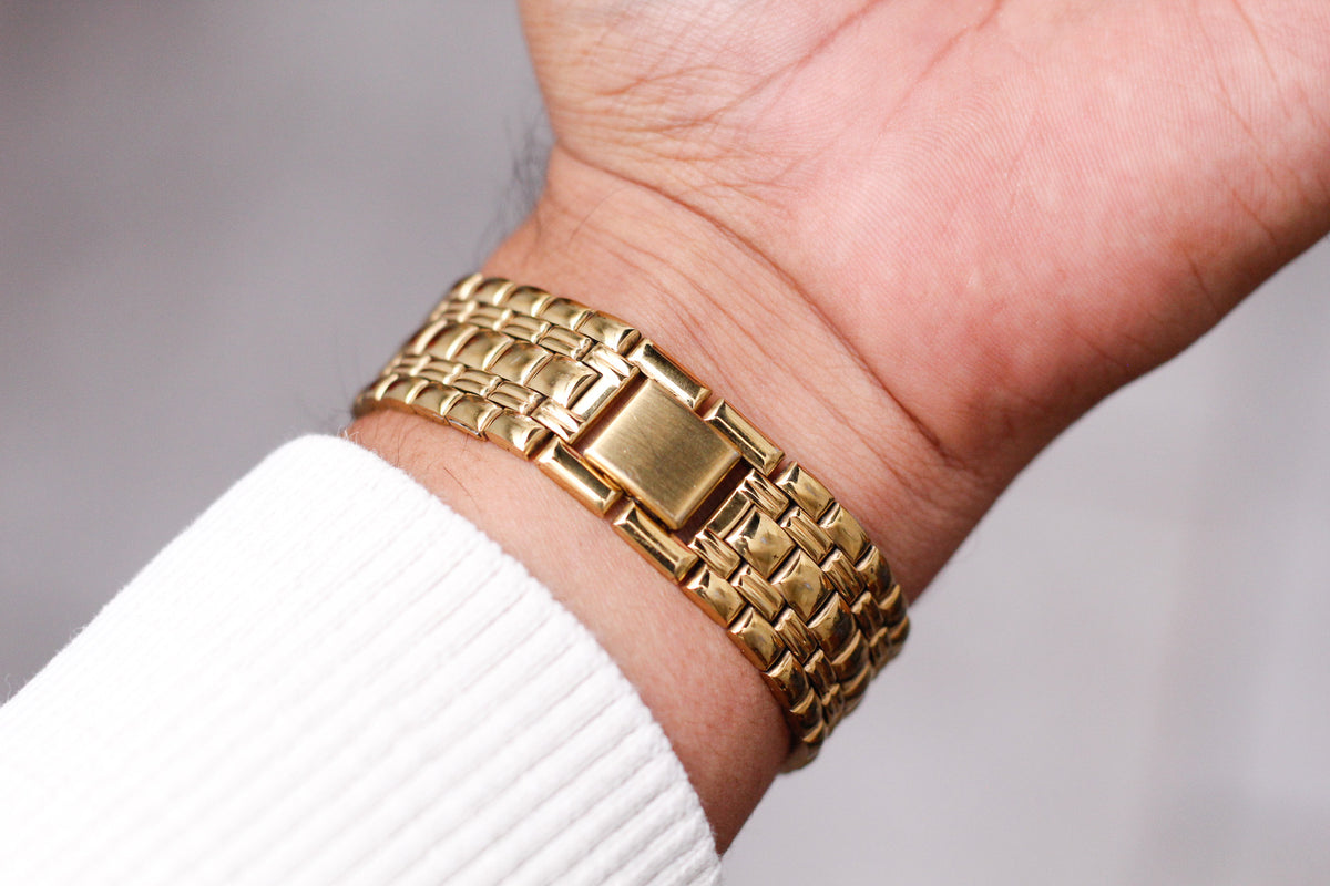 1990s Bulova Quartz Straight Grain Golden Dial Men's Wrist-Watch