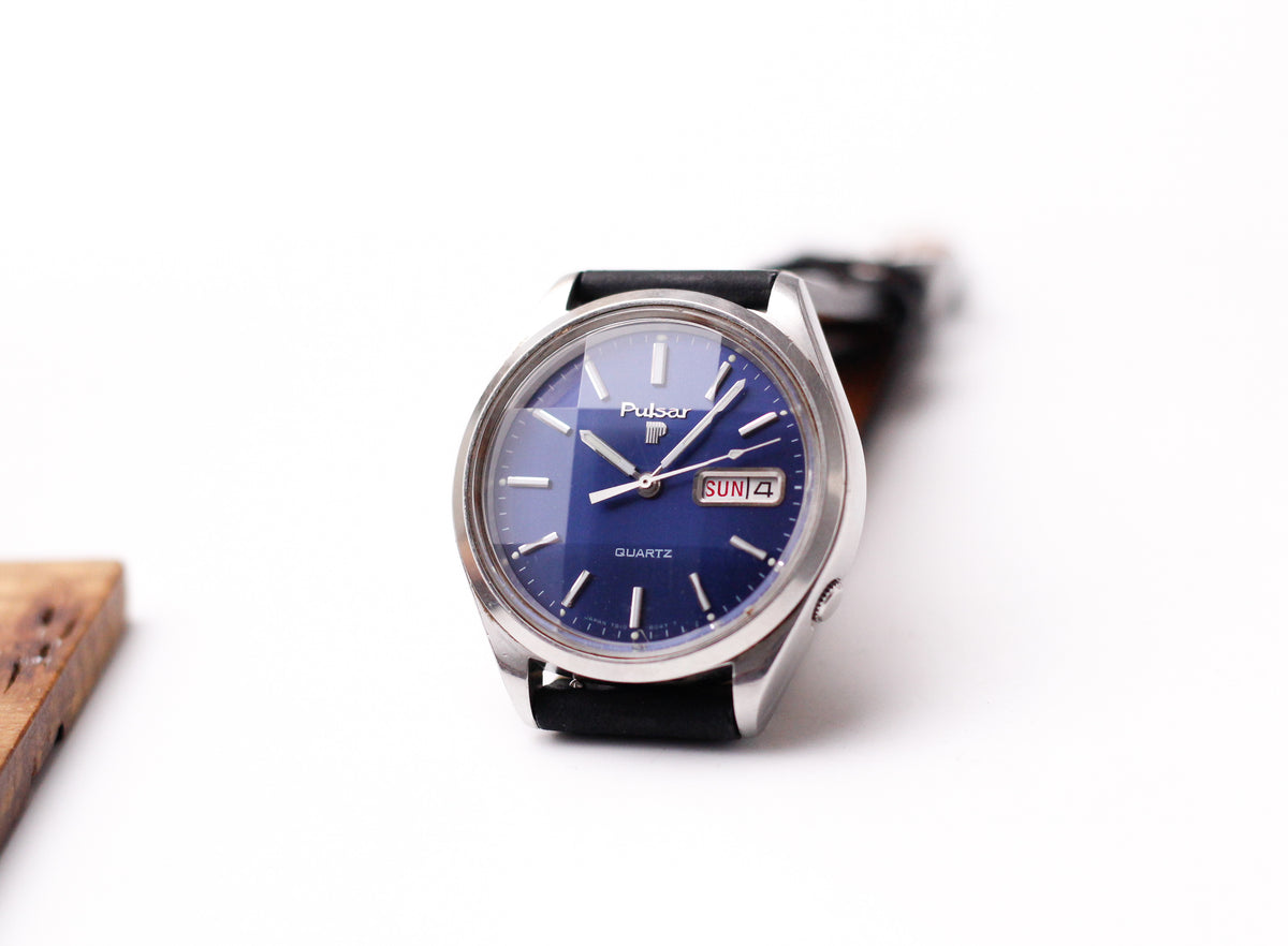 1977 Pulsar Quartz Marine Blue Dial Faceted Crystal Men's Wrist-Watch