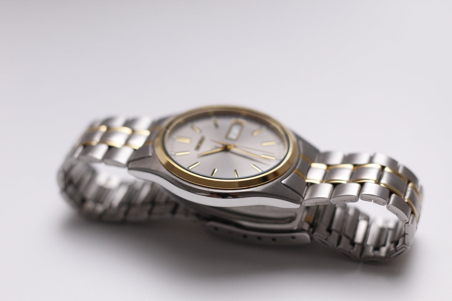 2001 Seiko Quartz Gray Sunburst Dial Two Tone Men's Wrist-Watch W/Box