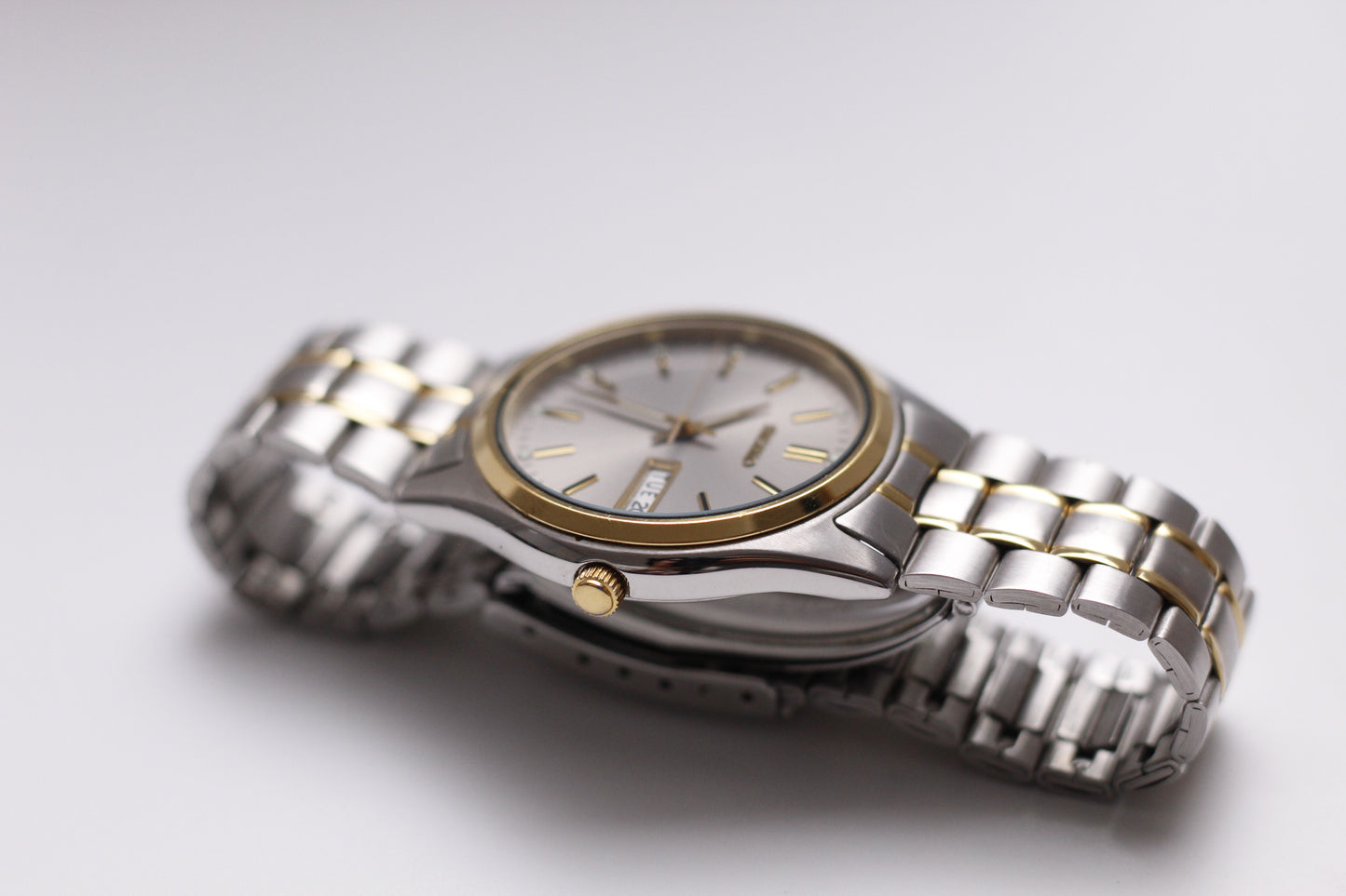2001 Seiko Quartz Gray Sunburst Dial Two Tone Men's Wrist-Watch W/Box