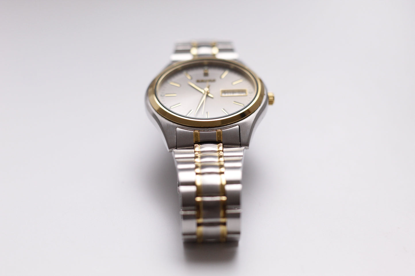 2001 Seiko Quartz Gray Sunburst Dial Two Tone Men's Wrist-Watch W/Box