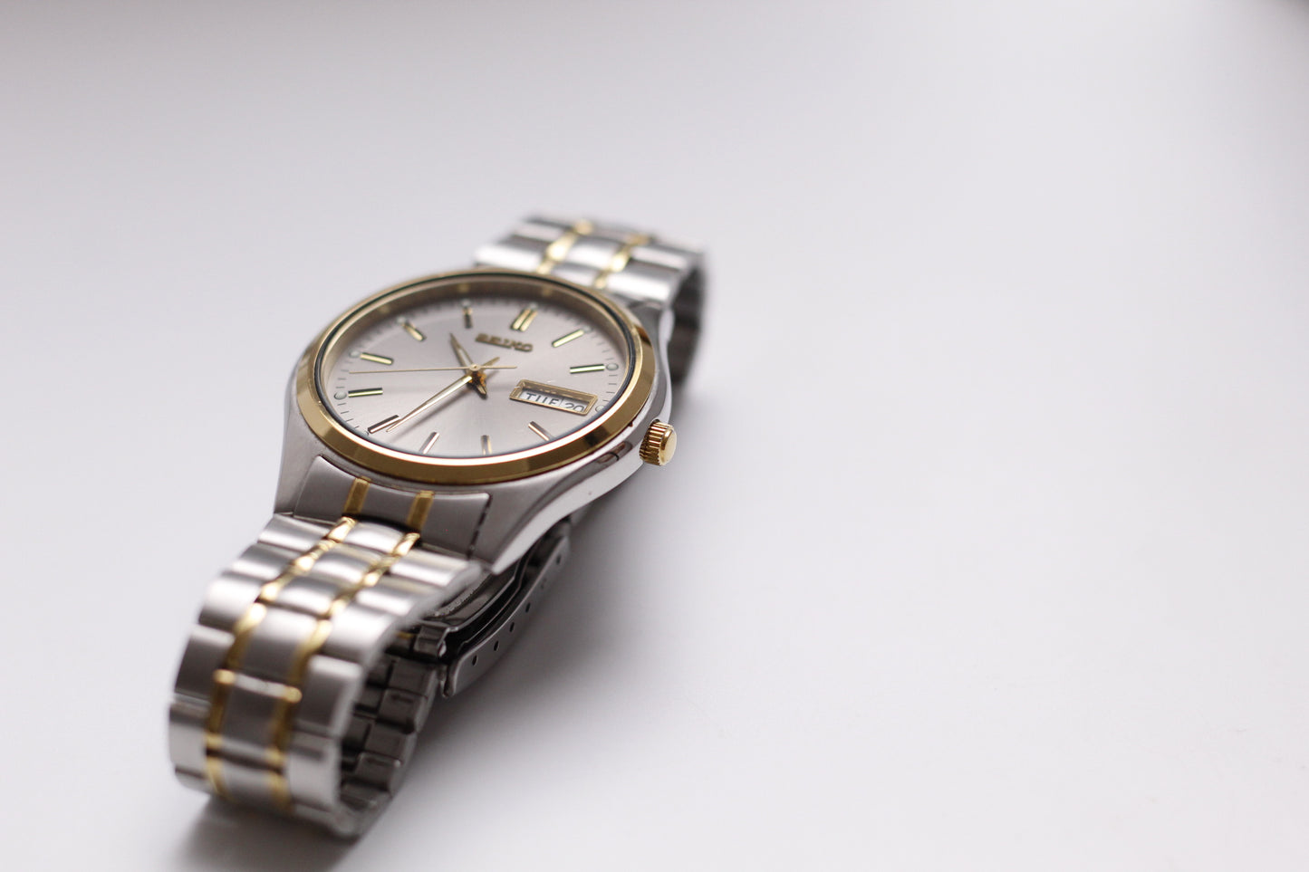 2001 Seiko Quartz Gray Sunburst Dial Two Tone Men's Wrist-Watch W/Box