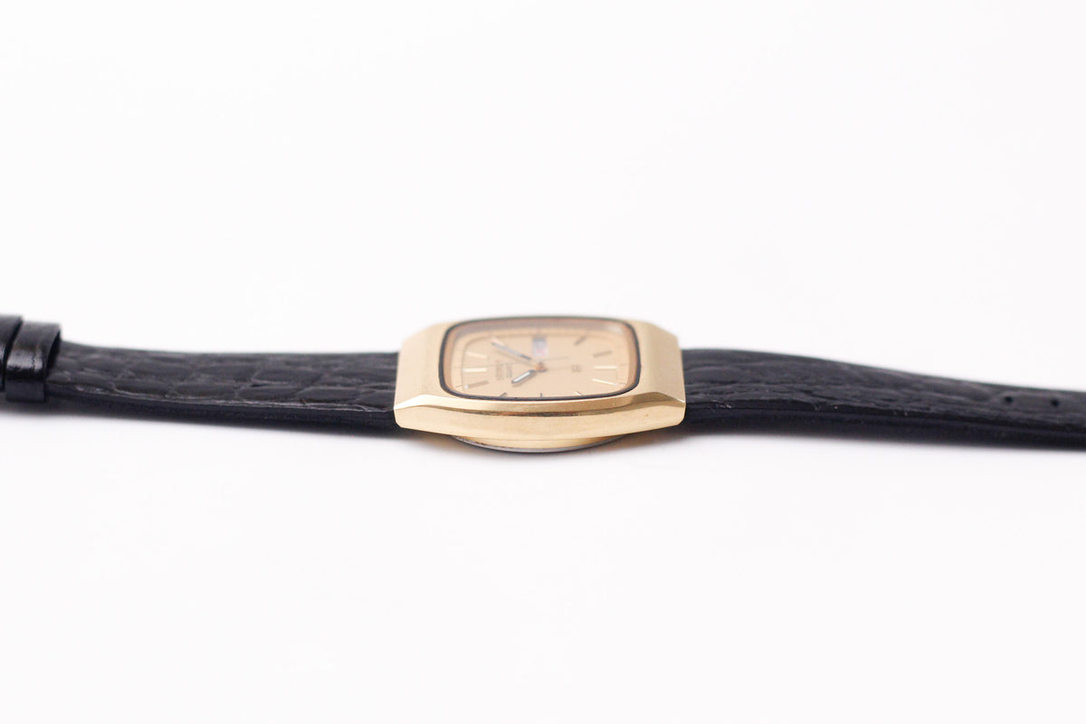 1984 Seiko Quartz Straight Grain Golden Dial TV Case Men's Wrist-Watch