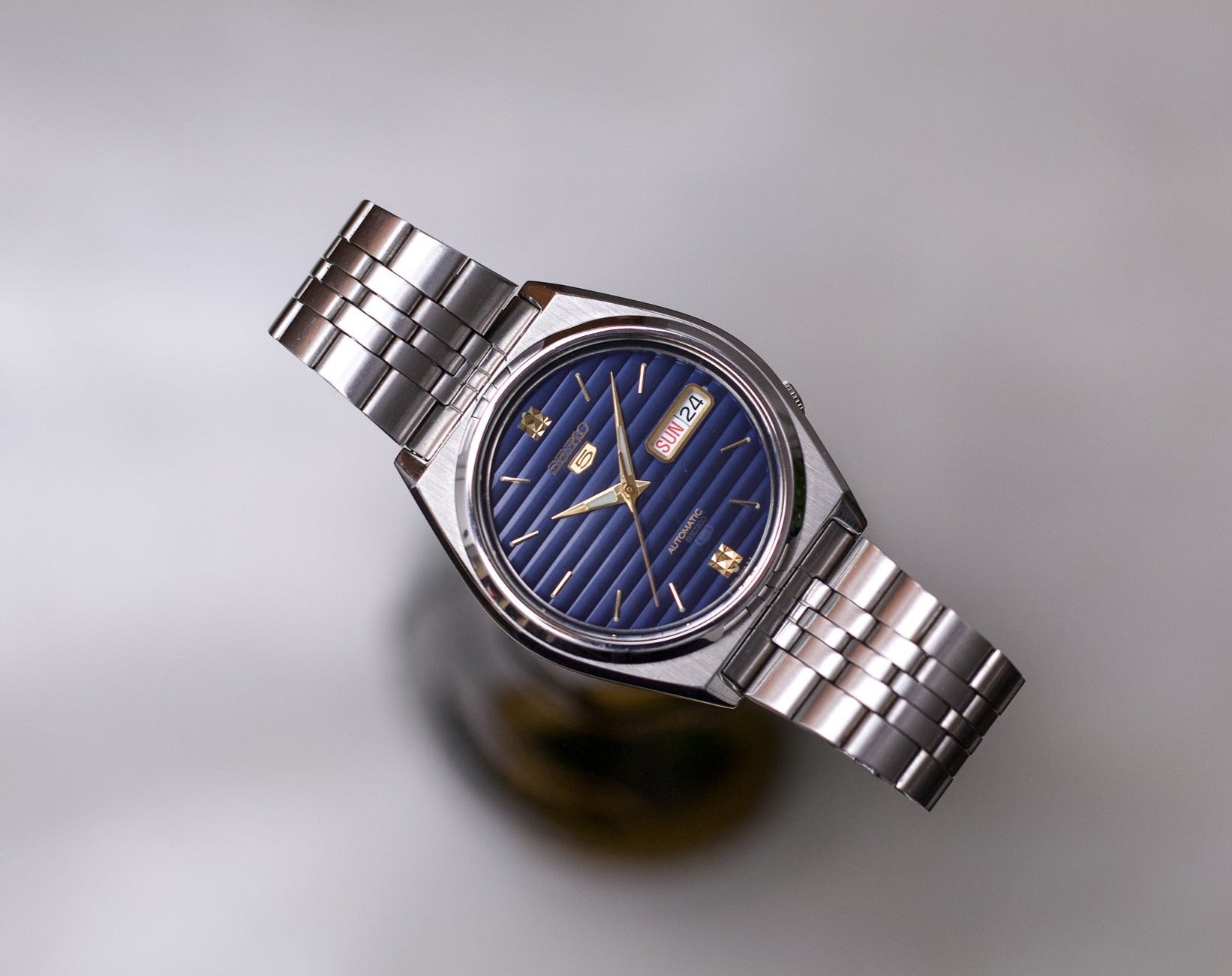 1998 Seiko 5 Navy Blue Linear Dial Men's Wrist-Watch