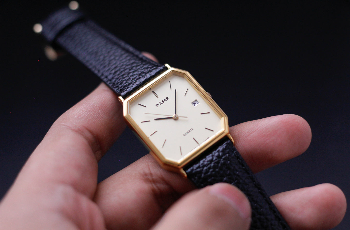 2000 Pulsar Quartz Straight Grain Light Golden Dial Men's Wrist-Watch