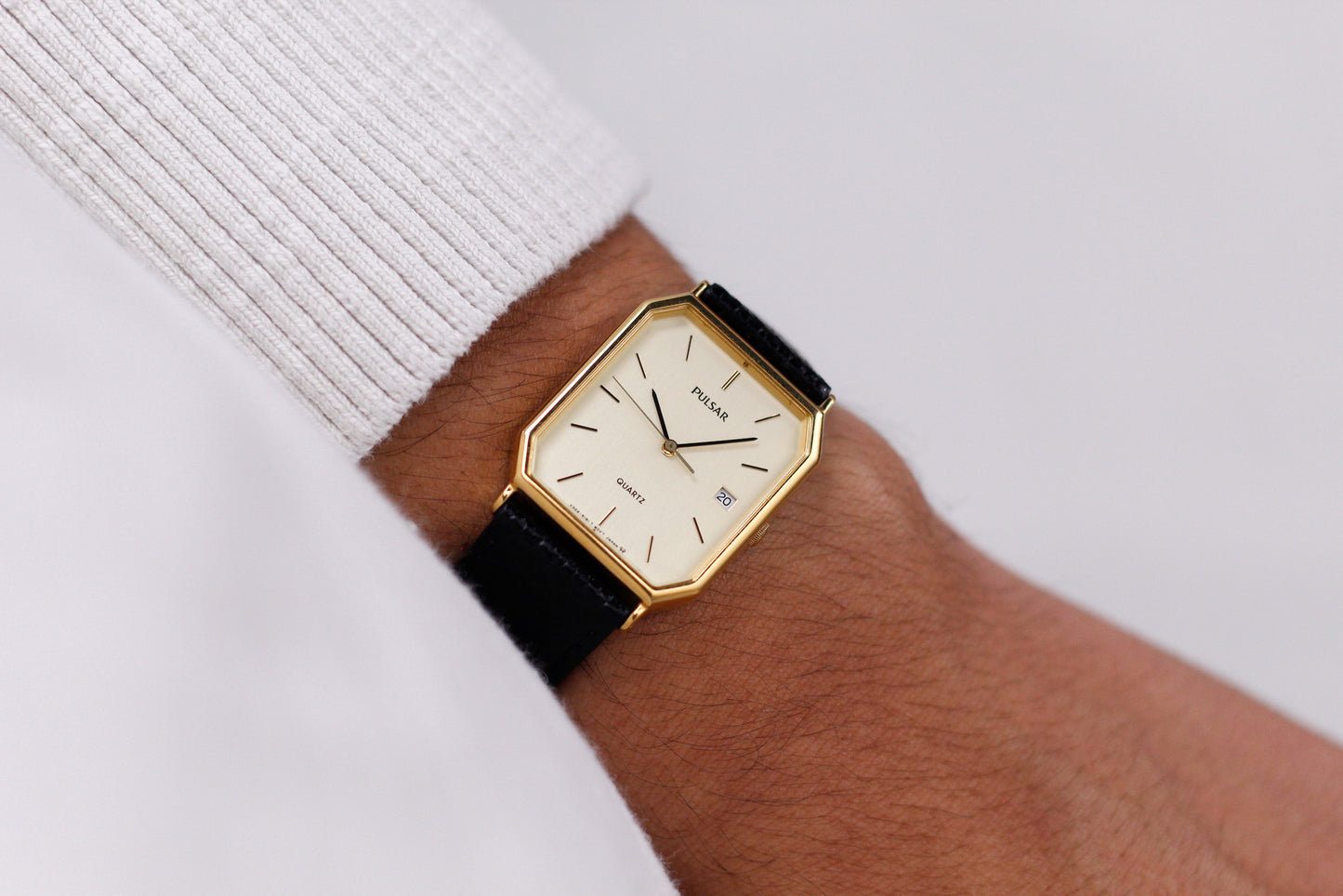 2000 Pulsar Quartz Straight Grain Light Golden Dial Men's Wrist-Watch